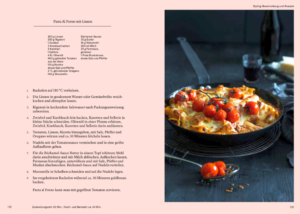 Pasta Al Forno mit Linsen Rezept und rechts daneben ein Foto des Gerichtes in einer Pfanne mit Tomaten auf einem dunklen Holztisch